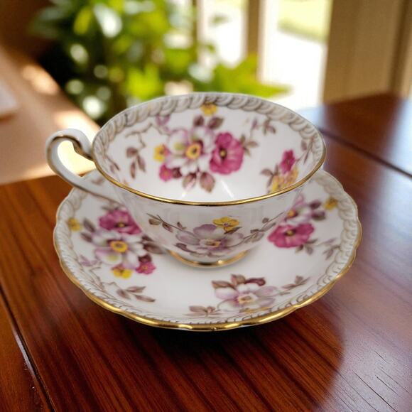 Royal Chelsea Bone China English Tea Cup & Saucer Pattern #3883A Gold Trim - Picture 1 of 15